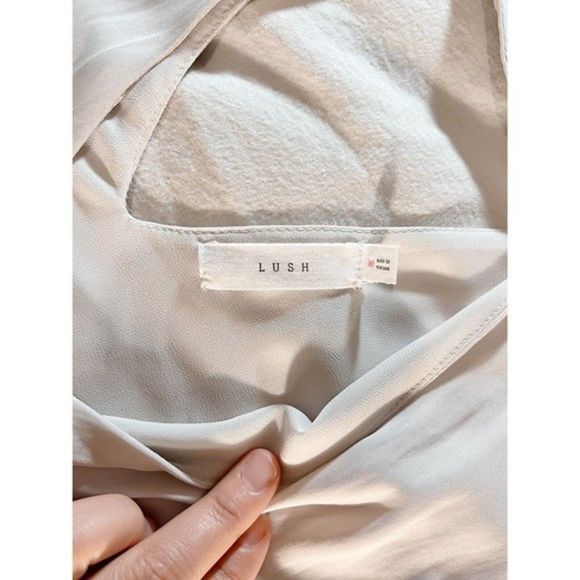 Lush Women Size Medium Sleeveless Top Blouse Ivory Button down Flow Elegant Soft - Picture 5 of 9